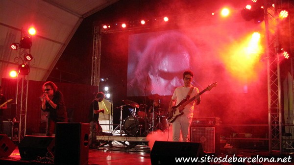Please-en-el-escenario-fondo-rojo